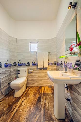 a bathroom with a toilet and a sink at Ahungalla Ocean Villa in Ahungalla
