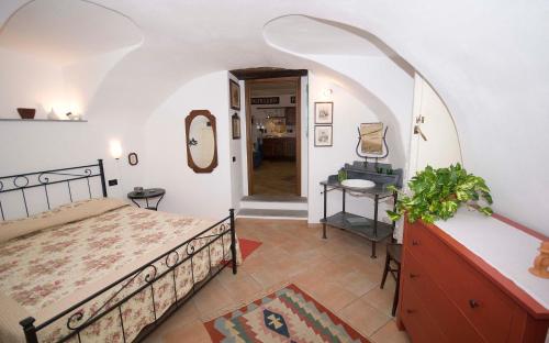 um quarto com uma cama e uma porta arqueada em Archi del '400 Appartamento em Barolo