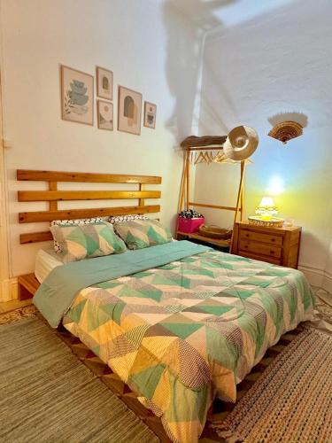 a bedroom with a bed and a table with a fan at Appartement paisible in Tunis