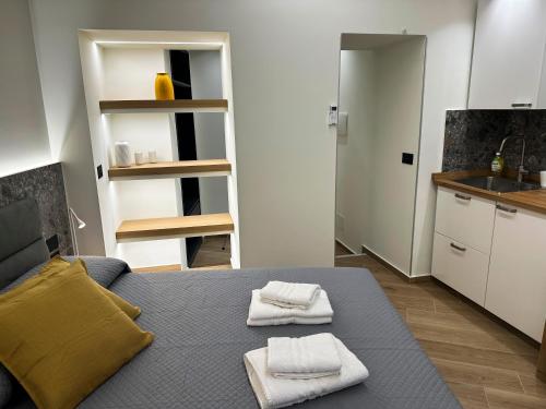 a small room with a bed and a kitchen at Palazzo delle Belle in Catania