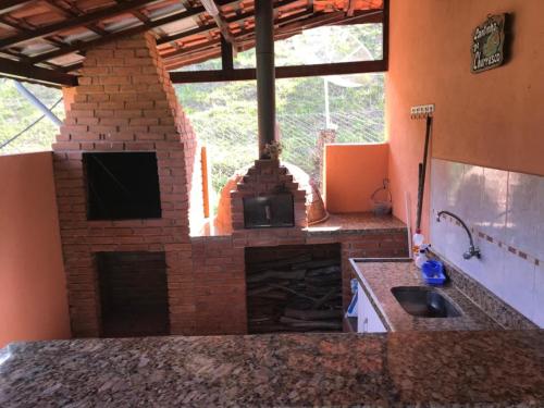 a kitchen with a brick oven in a room at Miracatu! Refúgio e Paz nas Montanhas in Miracatu