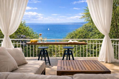 Grand Seaview Retreat - walk to the beach