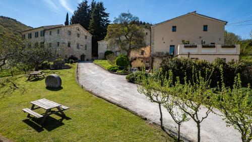 a park with a bench and a gravel road at Borgo Belfiore in Arcevia