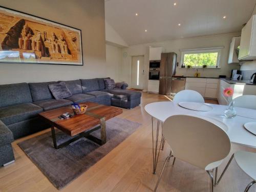 a living room with a couch and a table at Wild Lodge in Nol