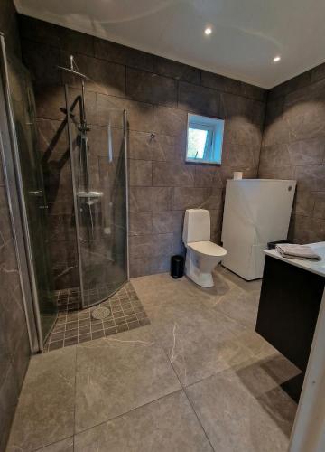 a bathroom with a shower and a toilet at Wild Lodge in Nol