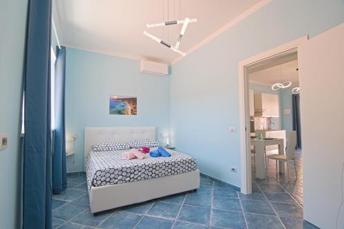 a bedroom with a white bed and a mirror at Appartamento Celestina Mare in Portoferraio