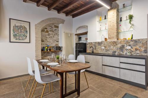 Foto Charme antico tra pietra e legno in area pedonale