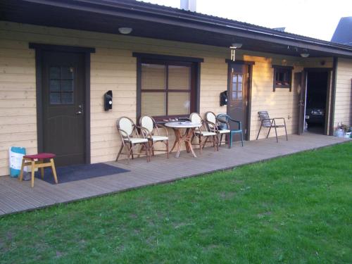 un patio con sillas y una mesa frente a una casa en Apartments Weintrauben, en Pärnu