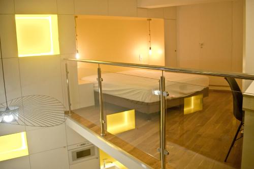 een kamer met een bed en een ventilator. bij Chez vous - Marguerite et Emile in Parijs