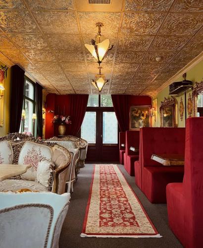 a train car with red and white furniture and a ceiling at Hotel Loco in Lievelde