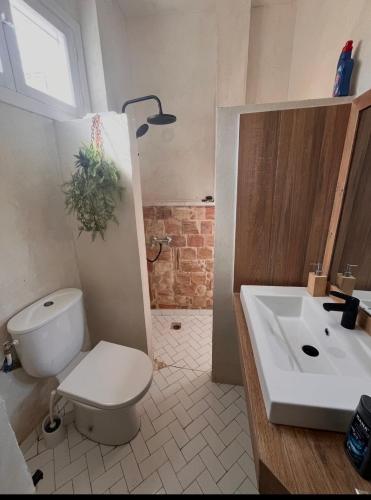a bathroom with a toilet and a sink at دارالقوس in Sfax