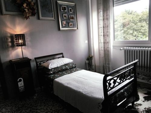ein Schlafzimmer mit einem Bett und einem Fenster in der Unterkunft 3Aceri in Arcore