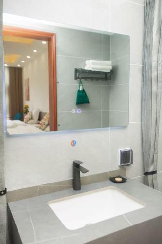 a bathroom with a sink and a mirror at 静山轩 in Lijiang