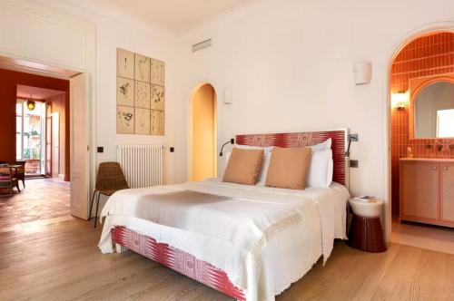 a bedroom with a large white bed in a room at Elegant Seafront Apartment in Ostia in Lido di Ostia