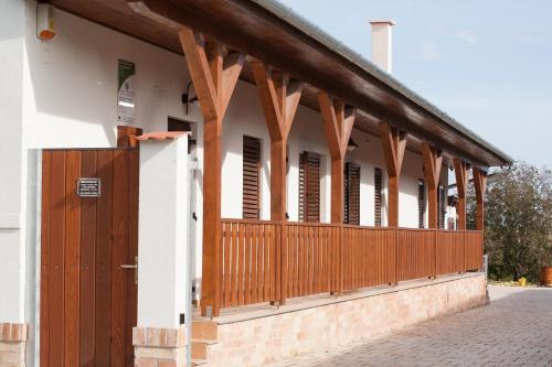 VéméndにあるMaushausの木の扉と柵のある建物