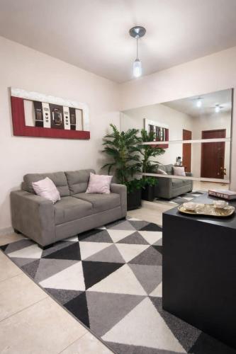 a living room with a couch and a checkered floor at Apê estiloso e funcional no coração da cidade in Porto Velho