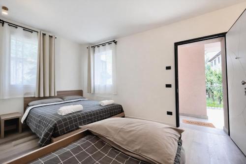 a bedroom with a bed and a mirror at Nuovo appartamento in centro a Darfo Boario Terme in Boario Terme