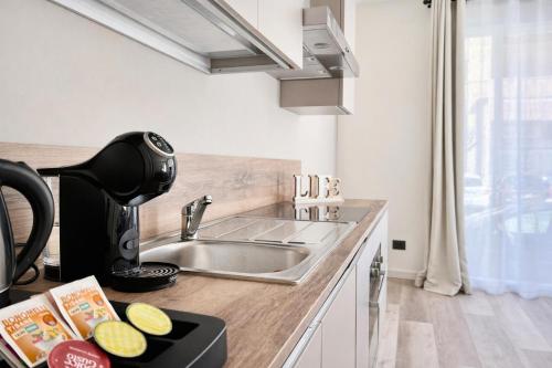 a kitchen counter with a sink and a mixer at Nuovo appartamento in centro a Darfo Boario Terme in Boario Terme