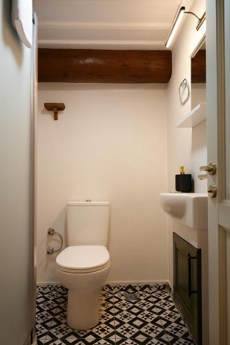 a bathroom with a toilet and a sink at Defne Pansiyon Ayvalık in Ayvalık