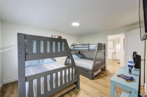 a room with two bunk beds and a desk at Palms Getaway in Freeport