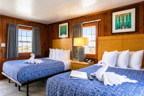 two swans on two beds in a hotel room at Sea Horse Inn and Cottages in Nags Head