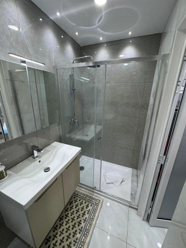 ein Badezimmer mit Dusche, Waschbecken und Toilette in der Unterkunft B&S Accommodation Unit 252 in Żejtun