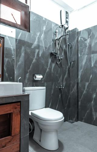 a bathroom with a toilet and a sink at Battaramulla Boutique Villa in Sri Jayewardenepura Kotte
