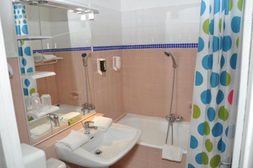 Bilik mandi di Citotel Hôtel Cesar