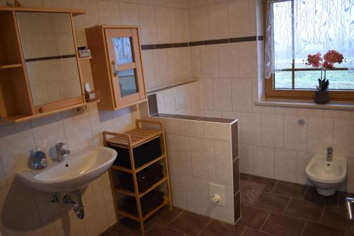 a bathroom with a sink and a toilet at Monteurzimmer, Gästezimmer, Ferienwohnung in Altötting