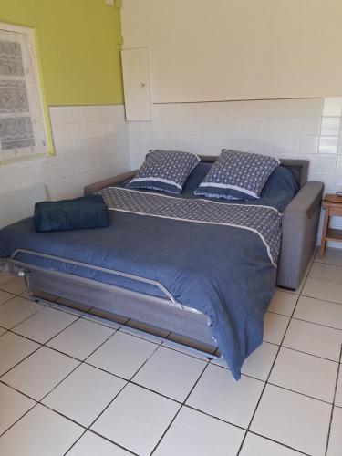 two beds sitting in a room with at Maisonnette "Les Volets Bleus" in Orgedeuil