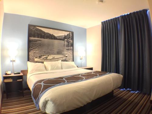 Postel nebo postele na pokoji v ubytování Super 8 by Wyndham Fort Frances