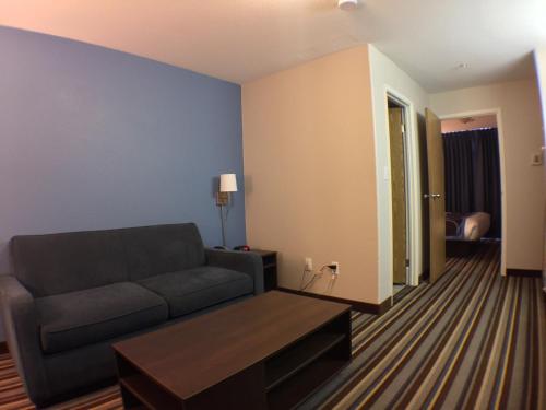 Posezení v ubytování Super 8 by Wyndham Fort Frances