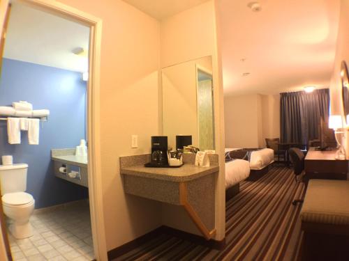 Postel nebo postele na pokoji v ubytování Super 8 by Wyndham Fort Frances