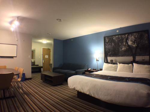 Postel nebo postele na pokoji v ubytování Super 8 by Wyndham Fort Frances