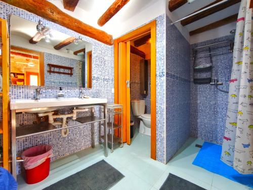 a bathroom with a sink and a toilet at Amplia Casa en Vinaixa, calle Mayor, Cal Mitger in Viñaixa