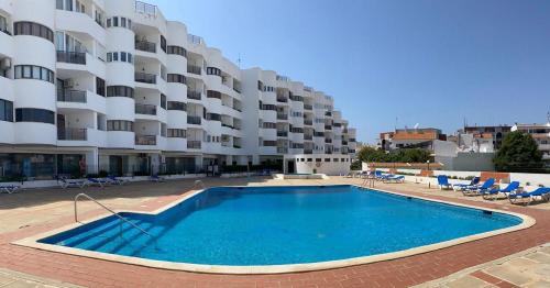 2-bedroom apartment in Albufeira, 10 minutes from the beach, with pool