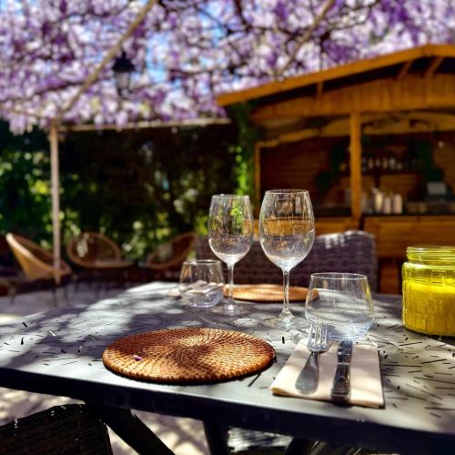 a table with wine glasses and napkins on it at Le Cosy in Saint-Aygulf