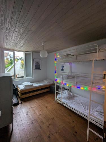 a room with two bunk beds and a window at Spacieux apt avec terrasse proche plage in Criel-sur-Mer