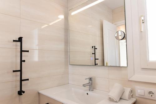 a bathroom with a sink and a mirror at Baconer - Casa en l'Ampolla con jardín privado y acceso directo al mar - Deltavacaciones in L'Ampolla
