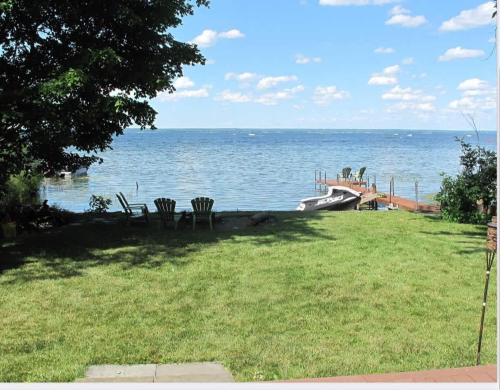 a view of the ocean from a yard with chairs at The Fireside Lakehouse in Bridgeport