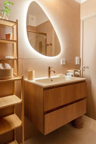 a bathroom with a sink and a mirror at T2 Haut de gamme avec jardin privé - 50m du port Miramar in La Londe-les-Maures