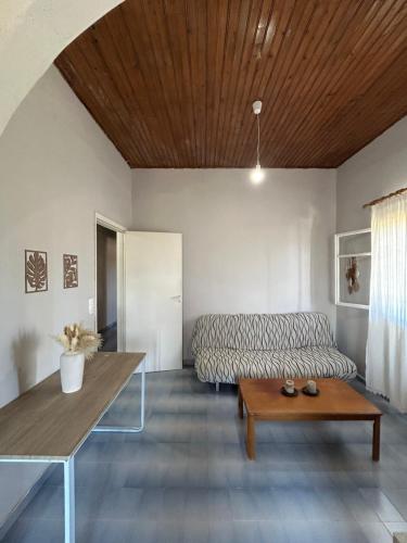 ein Wohnzimmer mit Sofa und Tisch in der Unterkunft Cielo Mar in Mólos
