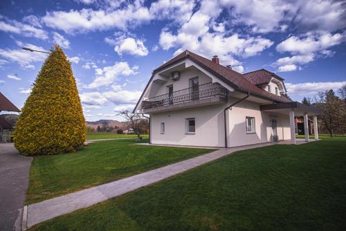 House Nizka & Apartments