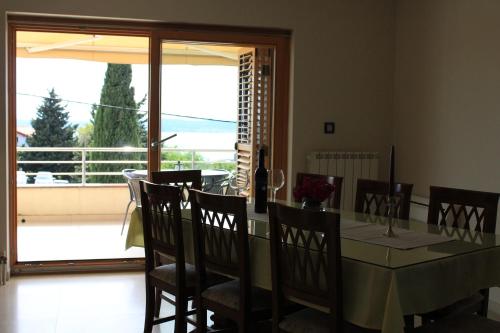 Cozy, spacious home away from home! Sea view