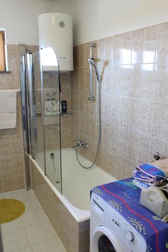 Cozy, spacious home away from home! Sea view