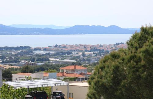 Cozy, spacious home away from home! Sea view