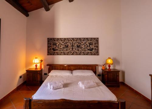 a bedroom with a bed with two lamps on two tables at Casa Milly in Alghero