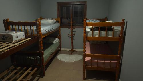 a room with two bunk beds in a room at Pousada Ventos Bons in Osório