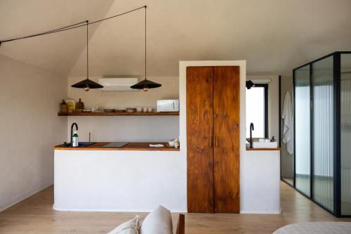 eine Küche mit einer Theke und einer Holztür in der Unterkunft Casa Otea in Avila