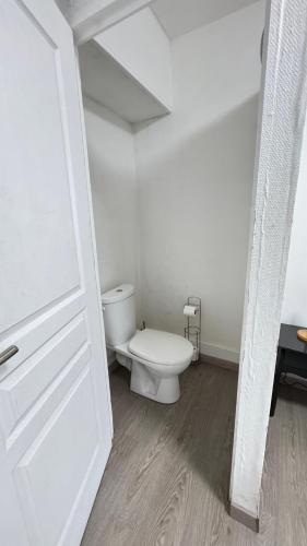 a bathroom with a white toilet in a room at Chambre 1 in Beauvais